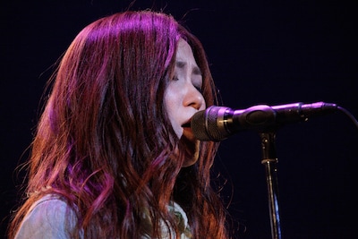 10月7日に行われたライブで熱唱するティーナ・カリーナ。