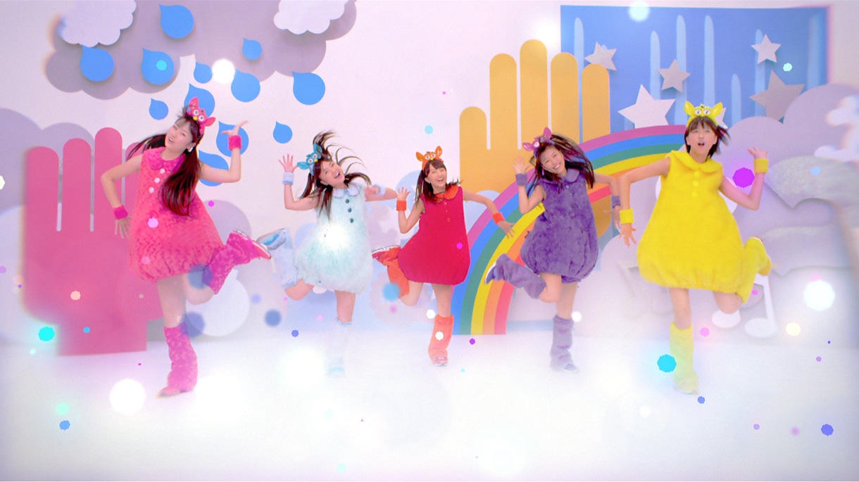 新曲「Wee-Tee-Wee-Tee」のタイトルはファービー語で「歌う、歌う」という意味。イメージビデオではファービー衣裳でのダンスも披露される。