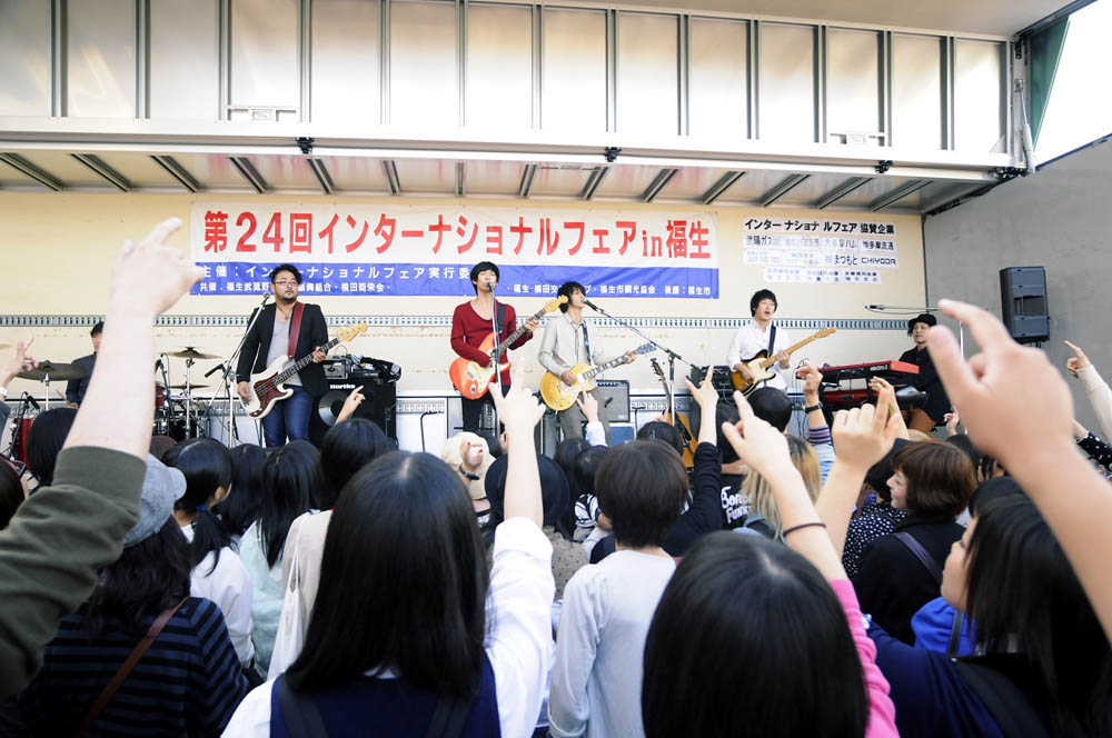 OverTheDogsは10月6日に地元・東京都福生市のお祭り「第24回 福生インターナショナルフェア」に登場。イベントのトリとして凱旋ライブを行った。