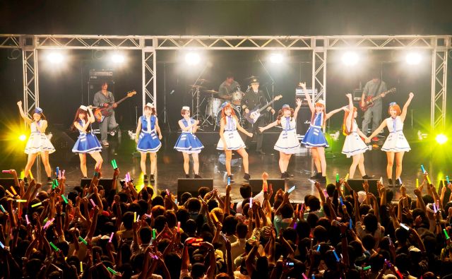 生バンドで楽曲を披露するぱすぽ☆。