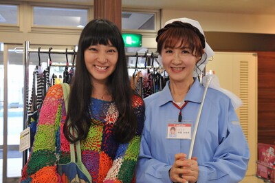 ドラマ「東京全力少女」に出演する武井咲（写真左）と中島みゆき（右）