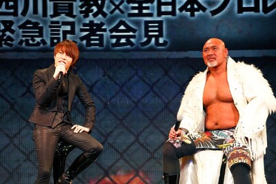 記者会見で熱弁する西川貴教と武藤敬司。