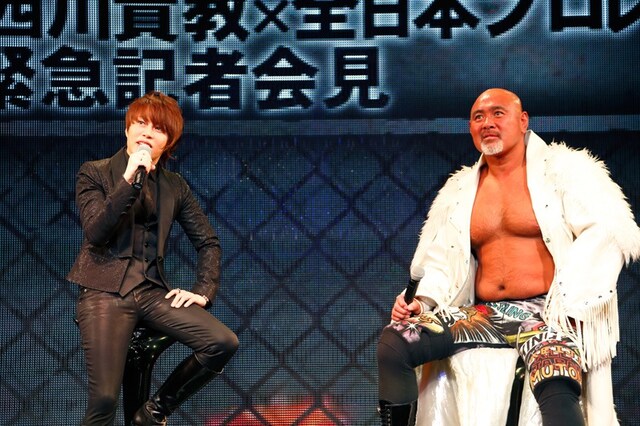 記者会見で熱弁する西川貴教と武藤敬司。