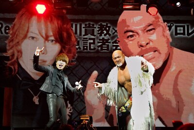 プロレスLOVEポーズを決める西川貴教と武藤敬司。