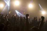「JROCK EVOLUTION 2012」ジャカルタ公演でのムックのステージの様子。（撮影：大木大輔）