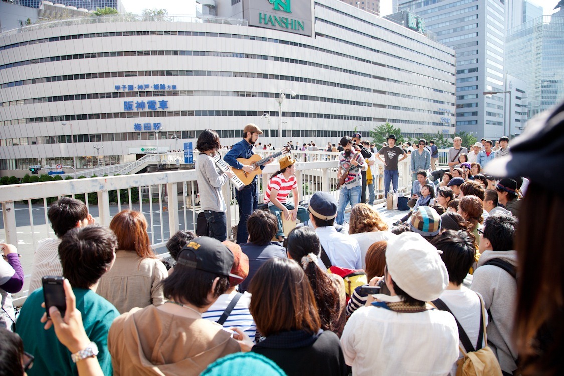10月7日に大阪で行われた「ゲリラでごきげんよう！ツアー」大阪編の模様。
