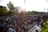 10月7日に大阪で行われた「ゲリラでごきげんよう！ツアー」大阪編の模様。