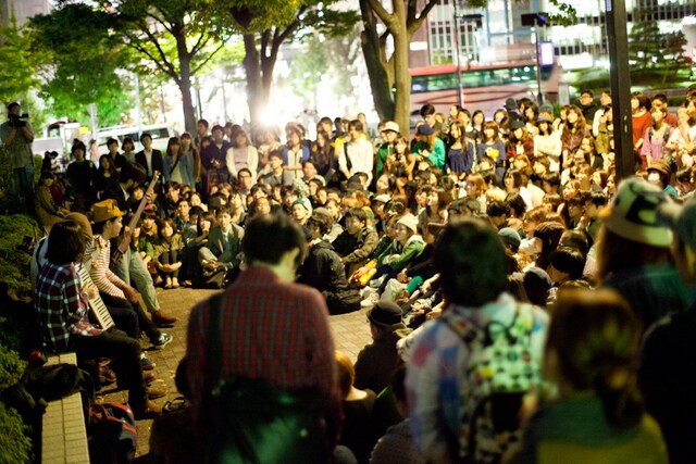 代々木公園でライブを行うSPECIAL OTHERS。道行く人も足を止め、4人の演奏に聴き入った。