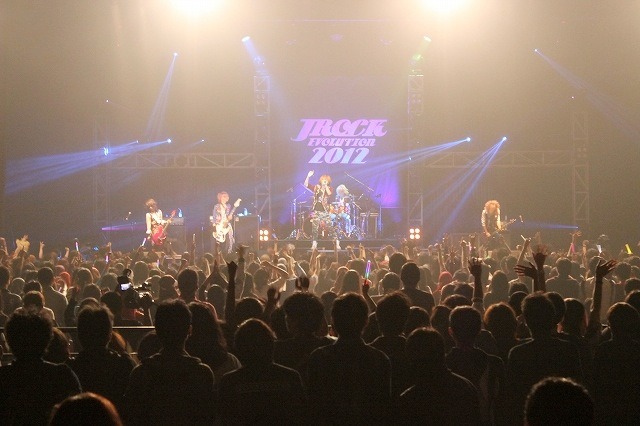 「JROCK EVOLUTION 2012」ジャカルタ公演でのユナイトのステージの様子。（撮影：大木大輔）