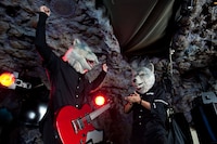 ナタリーPower Pushでは昨年秋、MAN WITH A MISSIONのSpear Rib（Dr）とJean-Ken Johnny（G, Vo, Rap）をゲストに招いて「ロックスミス」の魅力を徹底解剖する特集ページを公開した。