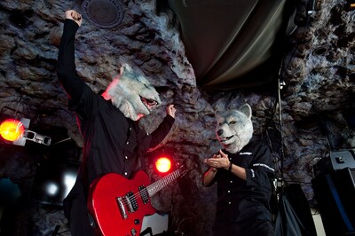 「ロックスミス」をプレイするSpear Rib（写真左）とJean-Ken Johnny（写真右）。