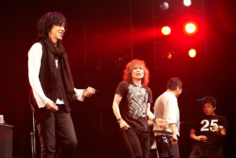 THE YELLOW MONKEY「Romantist Taste 2012 Release Party」の様子。ヒーセとエマがサプライズ登場し、会場を沸かせた。