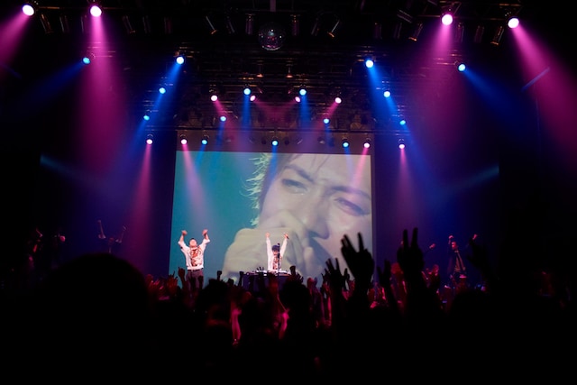 ダイノジのDJプレイの様子。オーディエンスはライブ映像と共に「JAM」を合唱した。