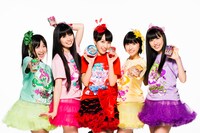 「ももクロメンボーZ」を手にするももいろクローバーZ。