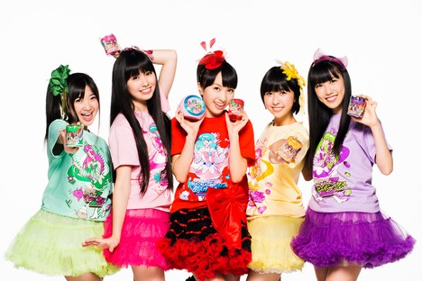 「ももクロメンボーZ」を手にするももいろクローバーZ。