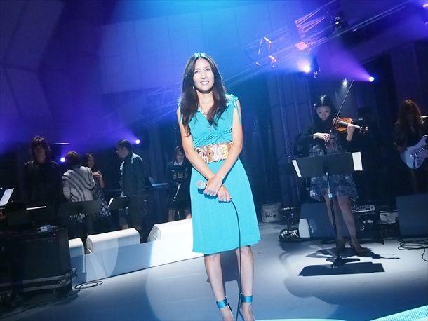 工藤静香のスタジオライブ収録の様子。