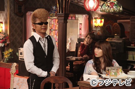 綾小路翔（写真左）と小嶋陽菜（右）