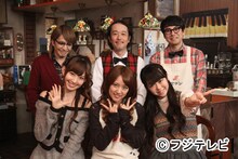 「スナック喫茶『エデン』」のレギュラー陣。左上から小室哲哉、リリー・フランキー、鈴木浩介、小嶋陽菜、高橋みなみ、峯岸みなみ