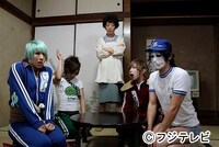 母親に叱られしゅんとなる金爆兄弟。