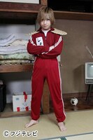 次男「しょう」を演じる鬼龍院翔（Vo-karu）。