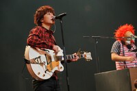 Fukase（Vo, G / 左）とDJ LOVE （DJ / 右）。（撮影：上飯坂一）