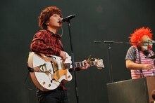 Fukase（Vo, G / 左）とDJ LOVE （DJ / 右）。（撮影：上飯坂一）