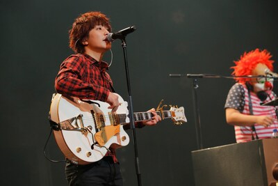 Fukase（Vo, G / 左）とDJ LOVE （DJ / 右）。（撮影：上飯坂一）