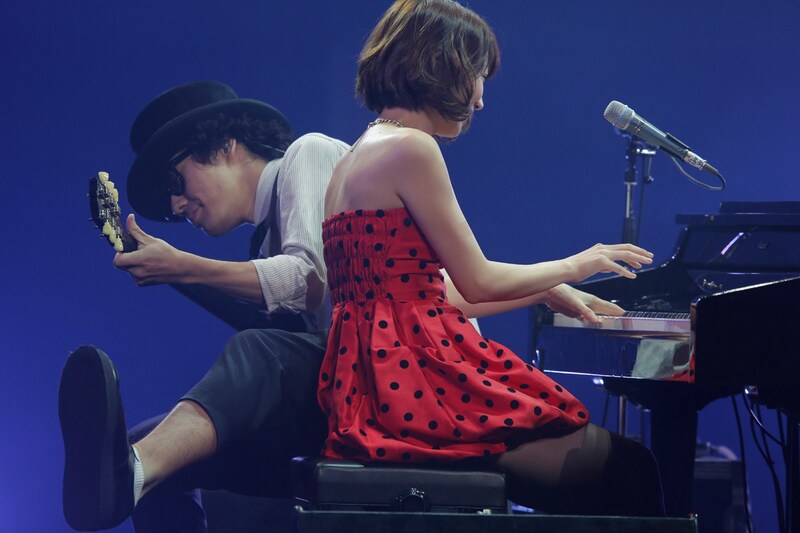 Nakajin（G / 左）とSaori（Piano / 右）。（撮影：上飯坂一）