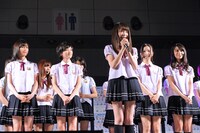 ファンに向けて挨拶をする秋元真夏（写真中央）。