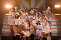 「SKE48リクエストアワー セットリストベスト50 2012～神曲かもしれない～」で1位に選ばれた「羽豆岬」を披露するSKE48。(C)AKS