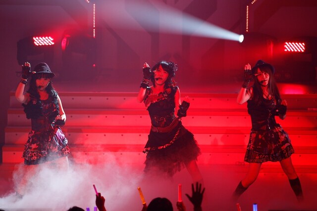 「SKE48リクエストアワー セットリストベスト50 2012～神曲かもしれない～」で2位に選ばれた「思い出以上」をパフォーマンスする松井珠理奈（中央）、木下有希子（右）、平松可奈子（左）。(C)AKS