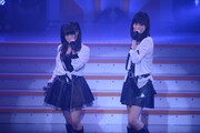 「SKE48リクエストアワー セットリストベスト50 2012～神曲かもしれない～」で45位に選ばれた「拗ねながら、雨…」を披露するSKE48。(C)AKS