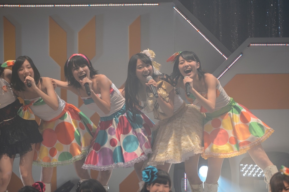 「SKE48リクエストアワー セットリストベスト50 2012～神曲かもしれない～」2日目のアンコールで「仲間の歌」を熱演するSKE48。(C)AKS