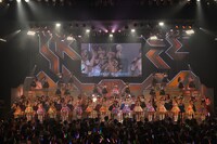 「SKE48リクエストアワー セットリストベスト50 2012～神曲かもしれない～」2日目のアンコールで「仲間の歌」を熱演するSKE48。(C)AKS