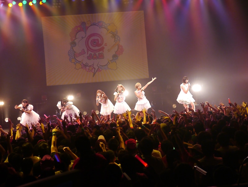 ライブ中のでんぱ組.inc。