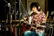 「ONE NIGHT ACOUSTIC RECORDING SESSION at NHK CR-509 Studio」をレコーディング中の斉藤和義。