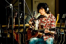 「ONE NIGHT ACOUSTIC RECORDING SESSION at NHK CR-509 Studio」をレコーディング中の斉藤和義。