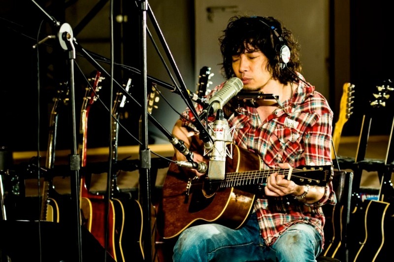 「ONE NIGHT ACOUSTIC RECORDING SESSION at NHK CR-509 Studio」をレコーディング中の斉藤和義。