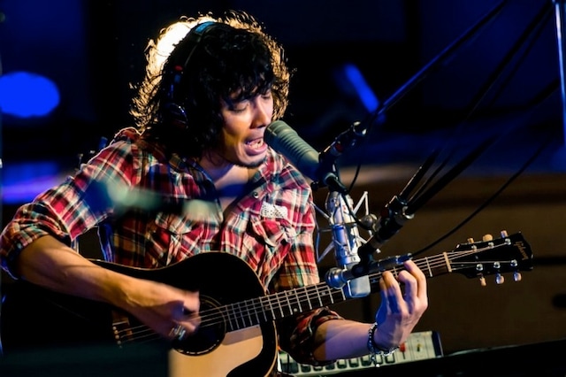 「ONE NIGHT ACOUSTIC RECORDING SESSION at NHK CR-509 Studio」をレコーディング中の斉藤和義。