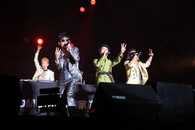 HOME MADE 家族とSEAMOのコラボレーションの模様（撮影：アラキシン）。