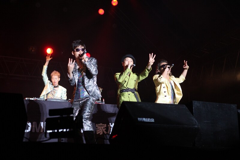 HOME MADE 家族とSEAMOのコラボレーションの模様（撮影：アラキシン）。