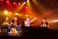 HOME MADE 家族とT.M.Revolutionのコラボレーションの模様（撮影：アラキシン）。