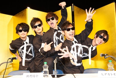 “離婚記者会見”に登壇したMONOBRIGHTの5人。