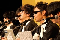 離婚記者会見の模様。