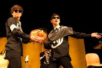 ライブ後に行われた、桃野からヒダカへの花束贈呈。