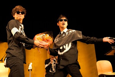 ライブ後に行われた、桃野からヒダカへの花束贈呈。