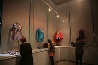 会場内に展示された、竜人が「MUSIC SHOW」で着用した衣装の数々。