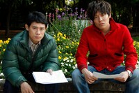 ダブル主演を務める伊藤淳史（左）と小出恵介（右）。