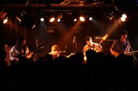 OGRE YOU ASSHOLE「100年後」リリースツアーの初日、長野・松本ALECX公演の様子。