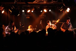 オウガ「100年後」ツアーで過去曲大胆リアレンジ